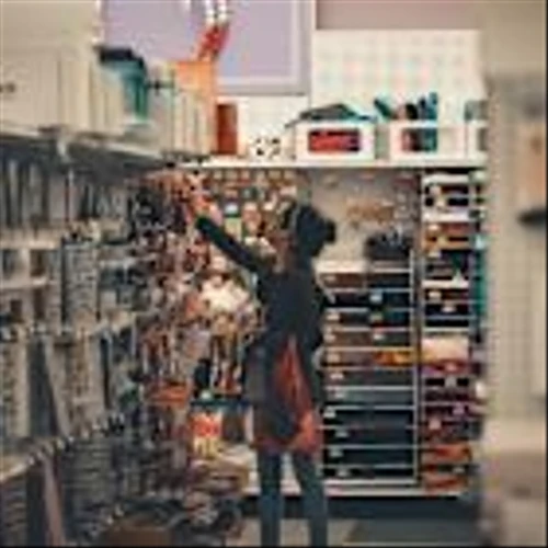 Discount Retailers to Continue Outperforming Department Stores, UBS Says