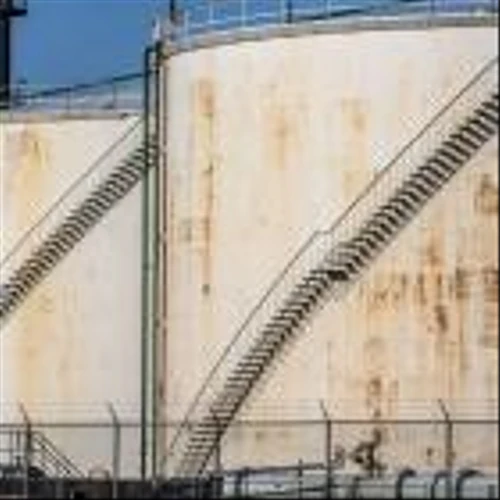 Oil Falls as Trade War Fallout Concerns Outweigh Iran Sanctions