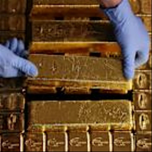 Gold Climbs After Trump’s EU and Apple Threats Stoke Trade Fears