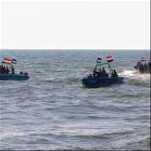 US Merchant Vessel Struck as Shippers Told to Avoid Red Sea