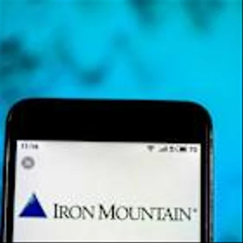 Are Wall Street Analysts Predicting Iron Mountain Stock Will Climb or Sink?