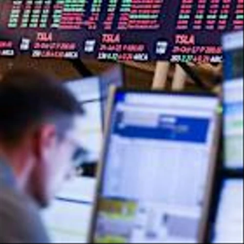 Dollar Gains as Traders Turn Focus to Signs of Economic Strength