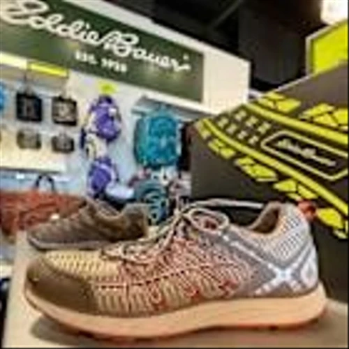 Eddie Bauer and Pizza Hut lead a parade of retail and food chain closings