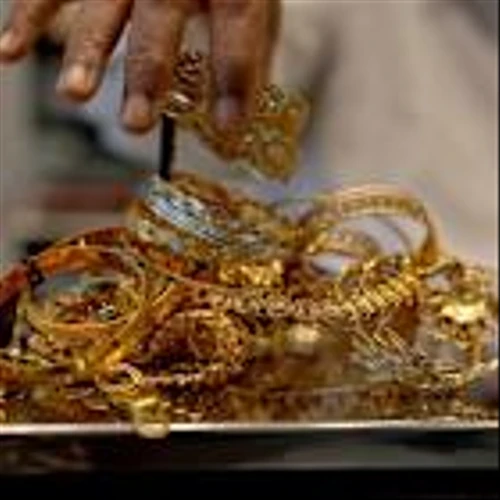 Gold rallies to new record on U.S. rate cut hopes, Fed tension