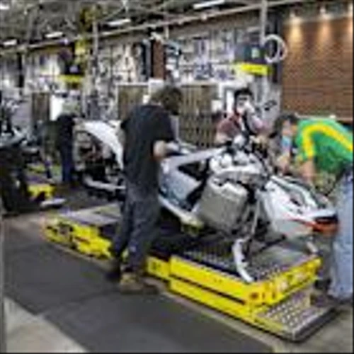 Ski-Doo Maker Soars on Earnings Beat, But Tariffs Dim Outlook