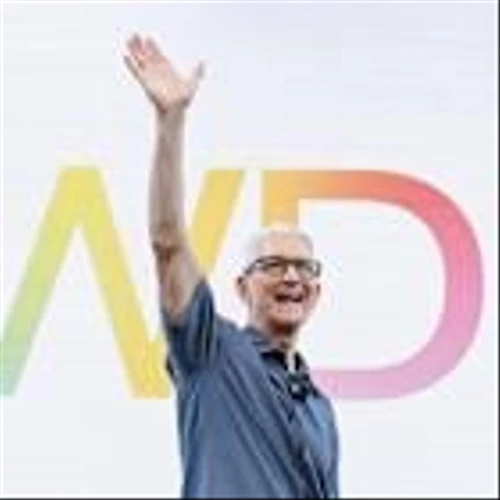 How Tim Cook Evaded Disaster at Apple This Year