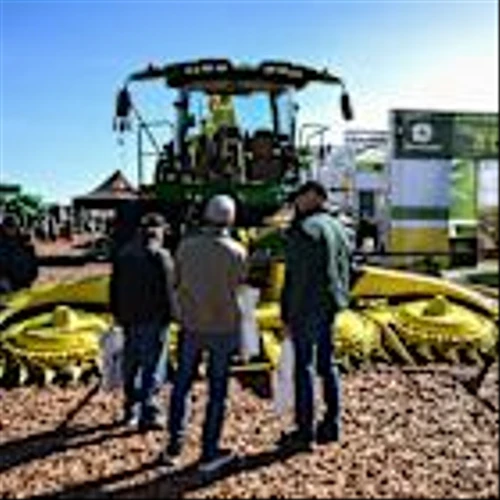 Deere Lowers Bottom of Outlook Range on Tariff Uncertainty