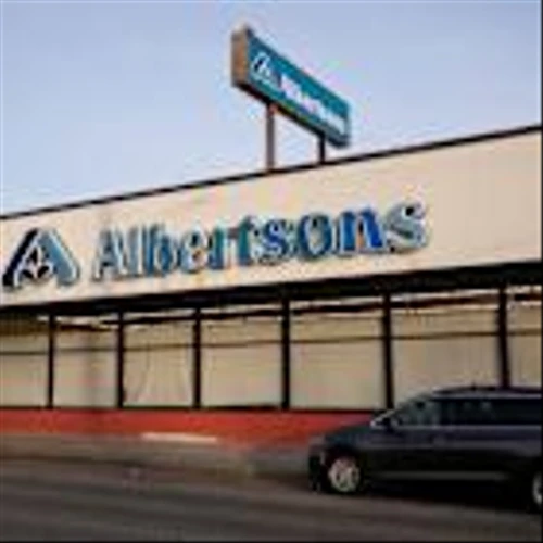 Grocer Albertsons lifts sales view on steady demand, margin pressure weighs on shares