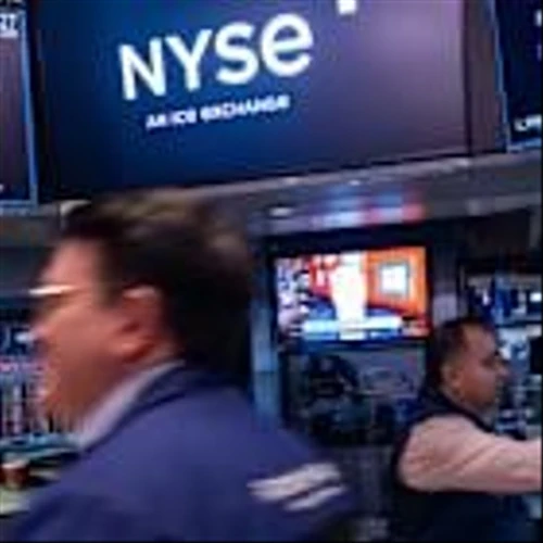 Treasuries Extend Slump as Likelihood of Fed Rate Cuts Fades