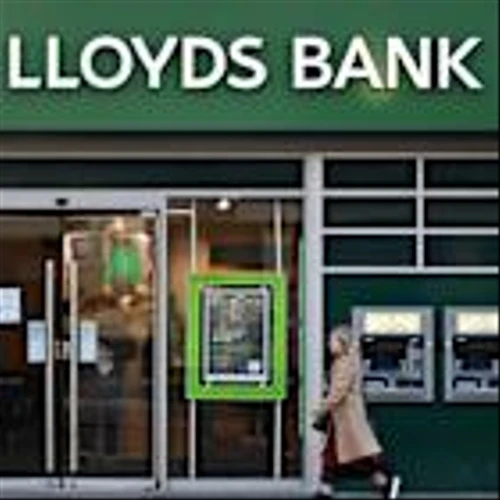 Lloyds scraps limits on bankers’ flights in net zero climbdown