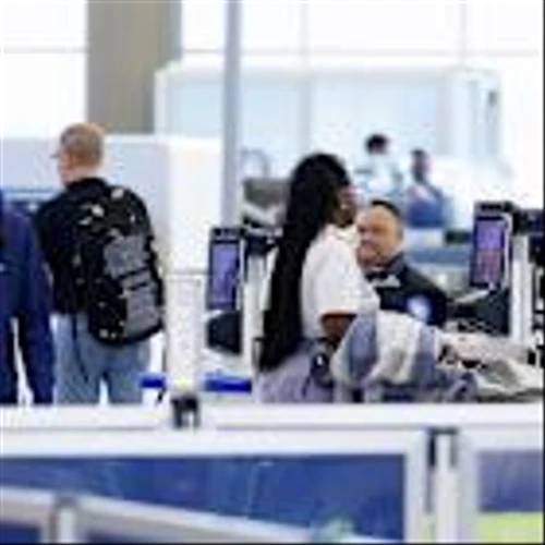 Airline CEOs Urge Congress to End Government Shutdown, Pay Airport Workers