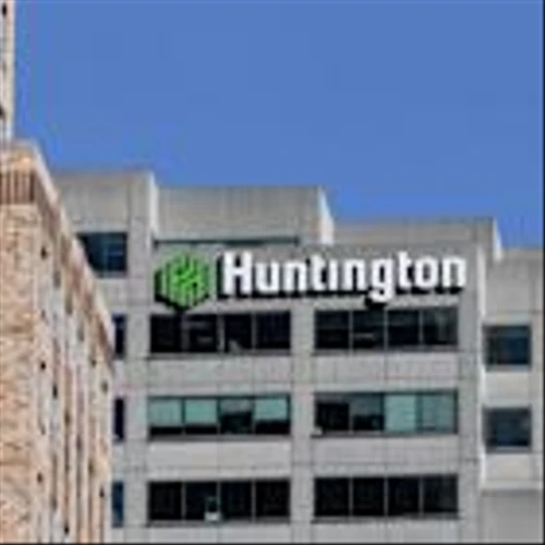 Is Huntington Bancshares Stock Outperforming the S&P 500?