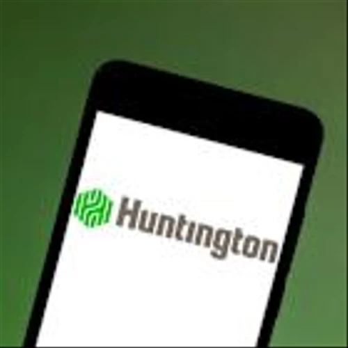 Is Huntington Bancshares Stock Underperforming the Dow?