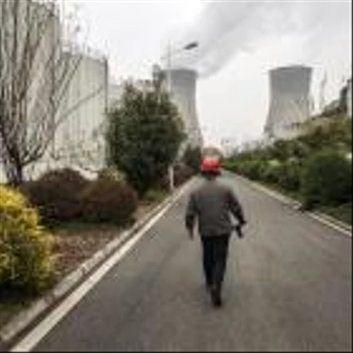 Oil Falls After China Briefing With Eyes on Israel-Iran Conflict