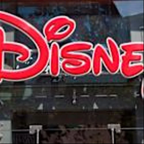 Disney vs. Comcast: Which Theme Park Giant is a Stronger Pick?