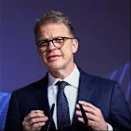 Deutsche Bank Intends to Continue Growing on Its Own, Chief Executive Says