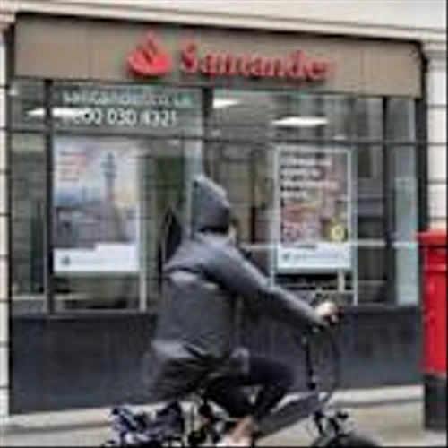 Santander paves way for UK exit with shake-up of car finance arm