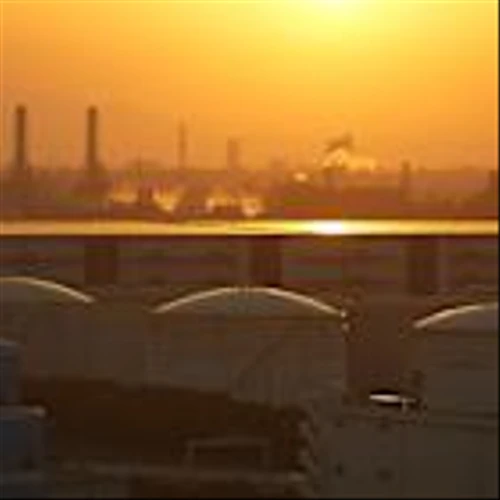 Oil Posts Seventh Weekly Loss on Easing War Risk, Tariff Chaos