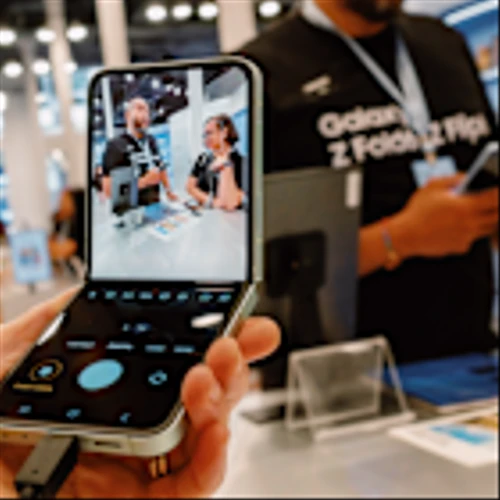Samsung’s Foldable Phones Are Hungry for a Bite of Apple