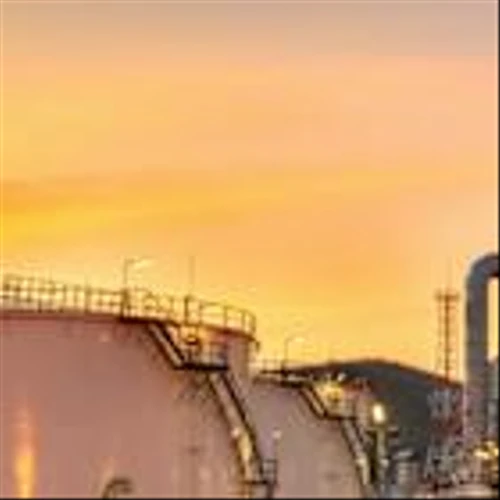 Enterprise Products Partners (EPD): Examining Valuation as Shares Show Steady One-Year Gains