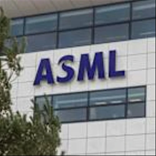 Chip Gear Maker ASML Can't Guarantee Growth This Year. Its Stock Is Falling.