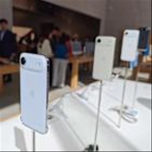 Apple’s ‘skinny’ iPhone falls flat with disappointing early sales