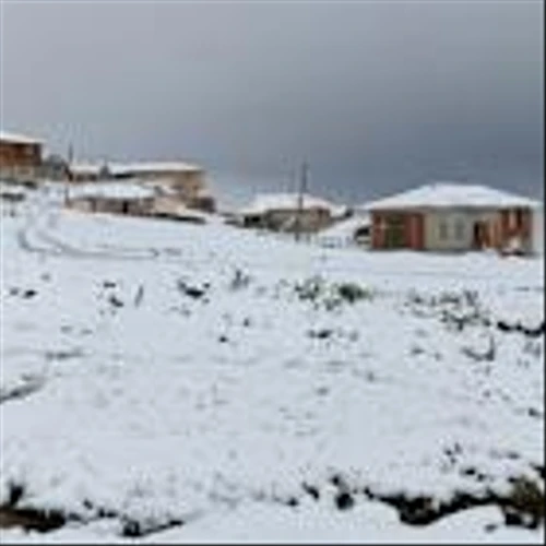 Heavy snow hits Turkey's northeast as southwest burns