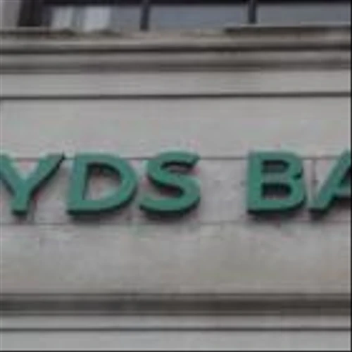 Lloyds Buyback Shrinks Share Count While Valuation Signals Possible Upside