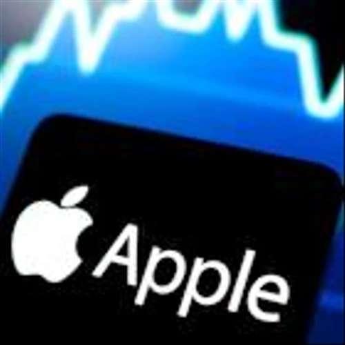 Apple Just Hit a $4 Trillion Milestone: Do Experts Think It’s Time To Buy?