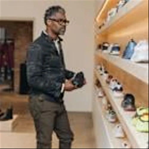 Apple's CEO Recently Invested in Nike. Should You Do the Same?