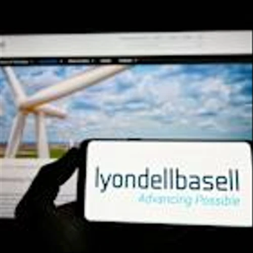 LyondellBasell Stock: Is Wall Street Bullish or Bearish?