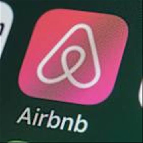 Wall Street Turns Less Bearish on Airbnb: Truist Raises Target to $129