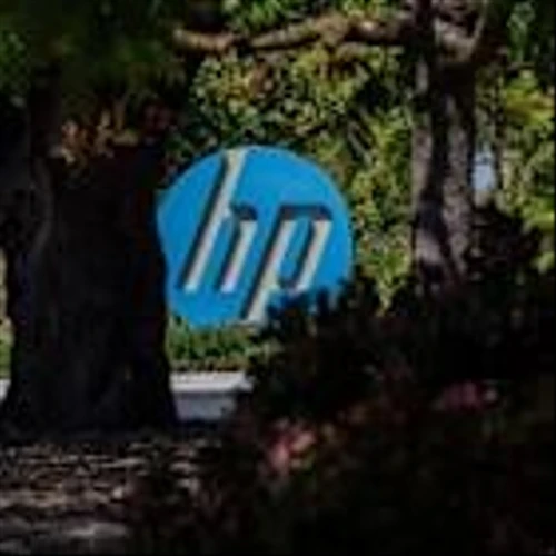 HP Plunges After Cutting Profit Outlook on Tariffs, Economy