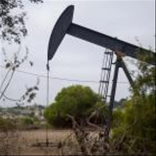 Oil tumbles 4% on report Israel won't target Iranian crude, IEA prediction of supply glut