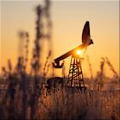 Oil Gains as Red Sea Attacks Spur Push Past Key Technical Level