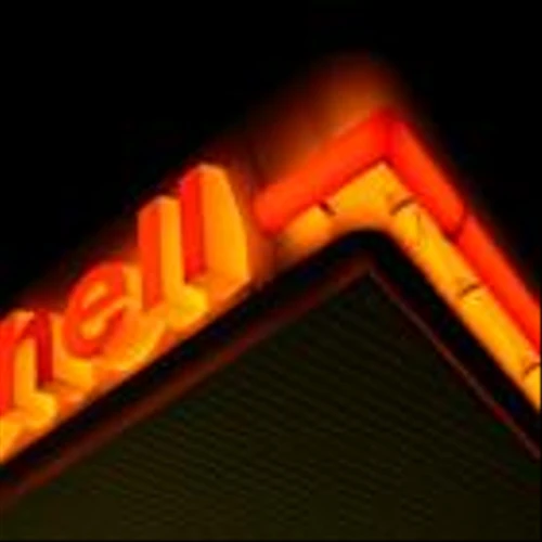HSBC Downgrades Shell (NYSE:SHEL) to Hold, Flags Rising Debt and Weaker Trading Outlook