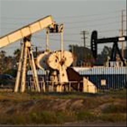 Oil Swings as Traders Weigh Greenland Crisis and Supply Outlook