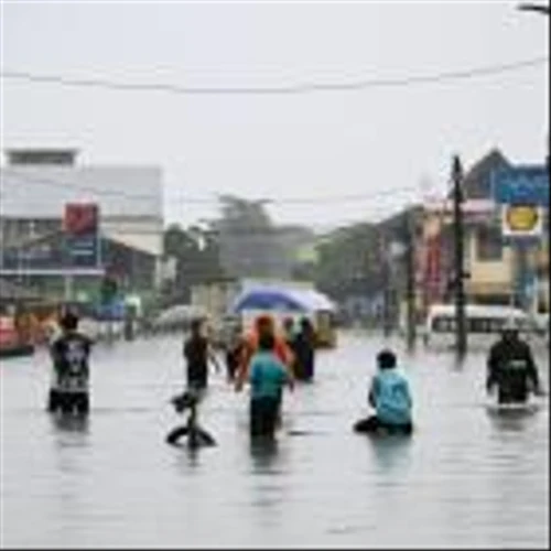 Floods displace 122,000 people in Malaysia