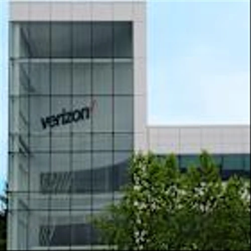 Should You Buy This Nearly 7%-Yielding Dow Jones Stock for Dividend Income?