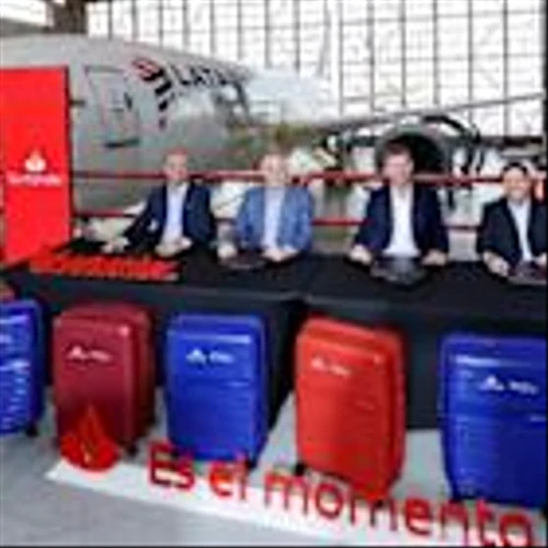 Banco Santander and LATAM Pass renew their historic alliance, reaffirming the leadership of the loyalty program in Chile