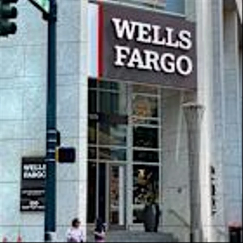 Post-asset cap, Wells chases government banking growth