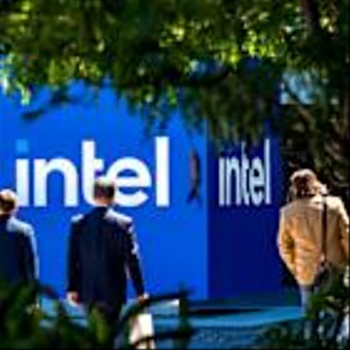 Intel’s CEO Draws Support for Revival From SoftBank, Trump