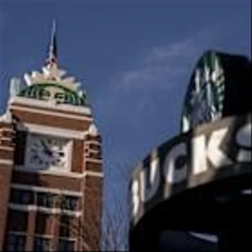 Starbucks to Offer Uniform 2% Raise to Salaried Workers