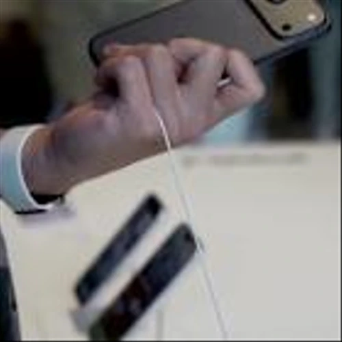 Tech Weekly: Amazon's major outage, Apple's new record