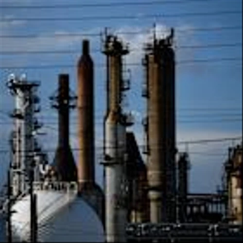 Oil Gains as US Stockpiles Drop, Trump Sticks to Iran Pressure