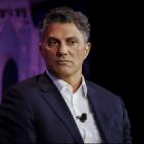 Oaktree Cuts Fees on Private Credit Fund After Earnings Decline