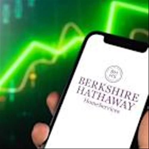 Are Wall Street Analysts Predicting Berkshire Hathaway Stock Will Climb or Sink?