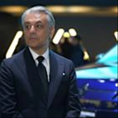 Renault CEO’s Resignation Throws Fragile Turnaround Into Doubt