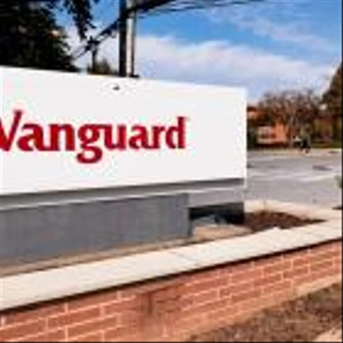 Vanguard’s Record Fee Cut Puts Rivals BlackRock, Invesco in Tough Spot