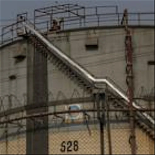 Oil Rises as Traders Weigh Risks to Iranian, Russian Supplies